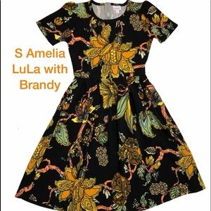 🔴 Small Lularoe Amelia - Black Floral pocket dress